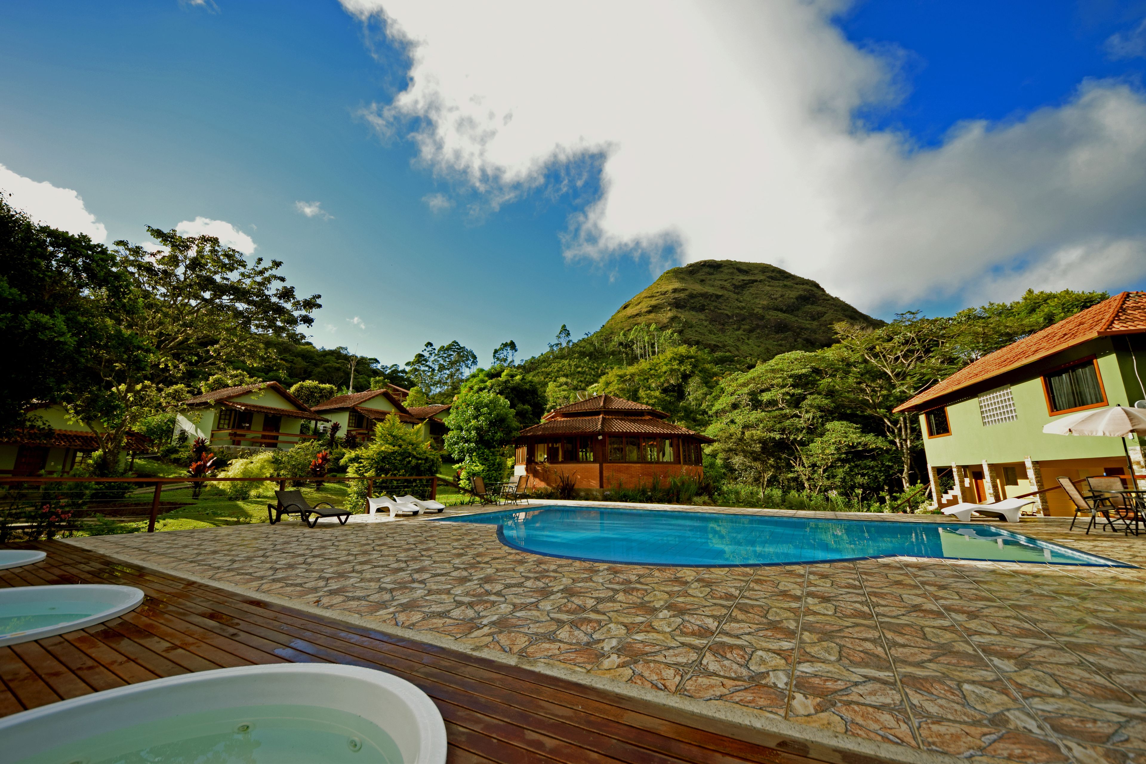 Piscina externa, barracas de cortesia, guarda-sóis