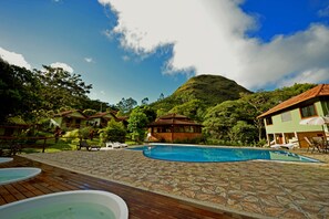 Außenpool, Cabañas (kostenlos), Sonnenschirme
