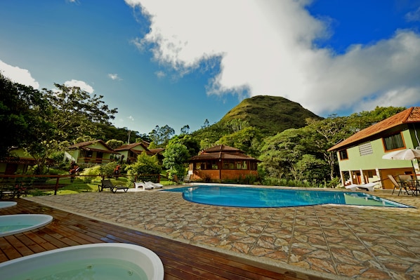 Utomhuspool, gratis cabanor och parasoller