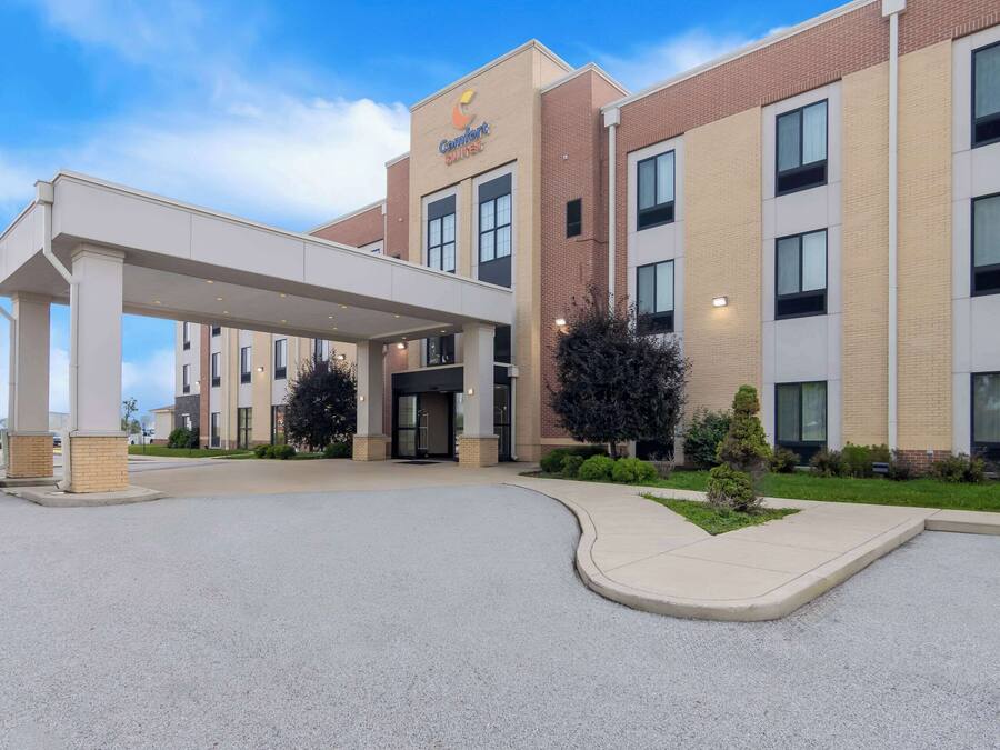 Un hôtel Comfort Inn doté d’une entrée couverte, d’une façade en briques et de nombreuses fenêtres.