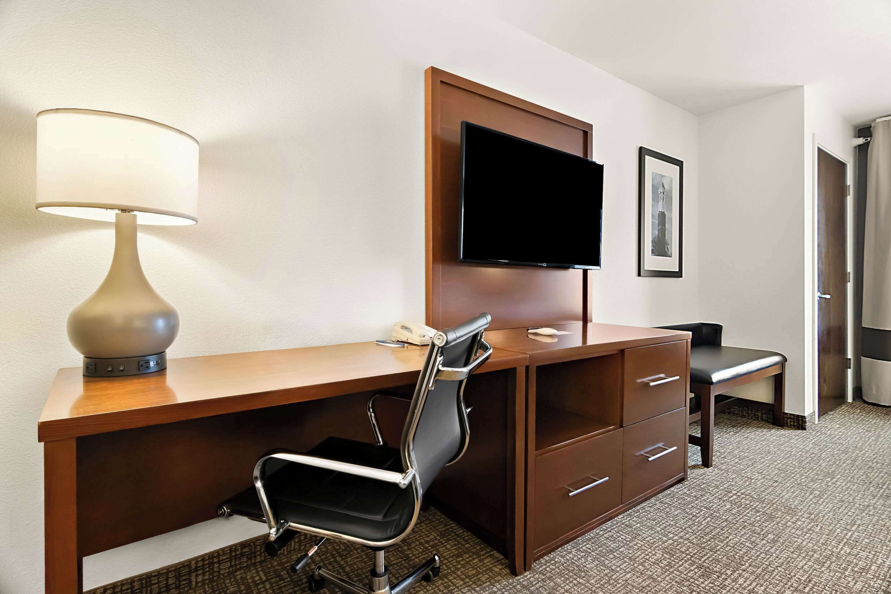 standard room, 1 king bed, non smoking | desk, iron/ironing board, free wifi, bed sheets