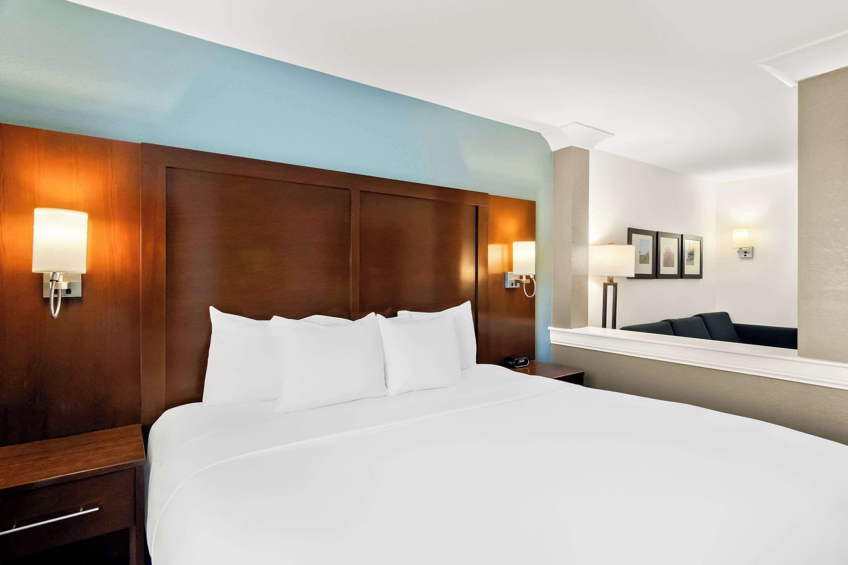 standard room, 1 king bed, non smoking | desk, iron/ironing board, free wifi, bed sheets