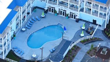 Piscine extérieure (ouverte en saison), parasols de plage