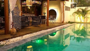 Alberca al aire libre, acceso de 08:00 a 19:00, y camastros