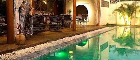 Piscine extérieure, chaises longues