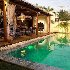 Piscine extérieure, chaises longues