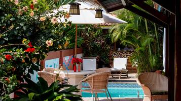 Alberca al aire libre, acceso de 08:00 a 19:00, y camastros