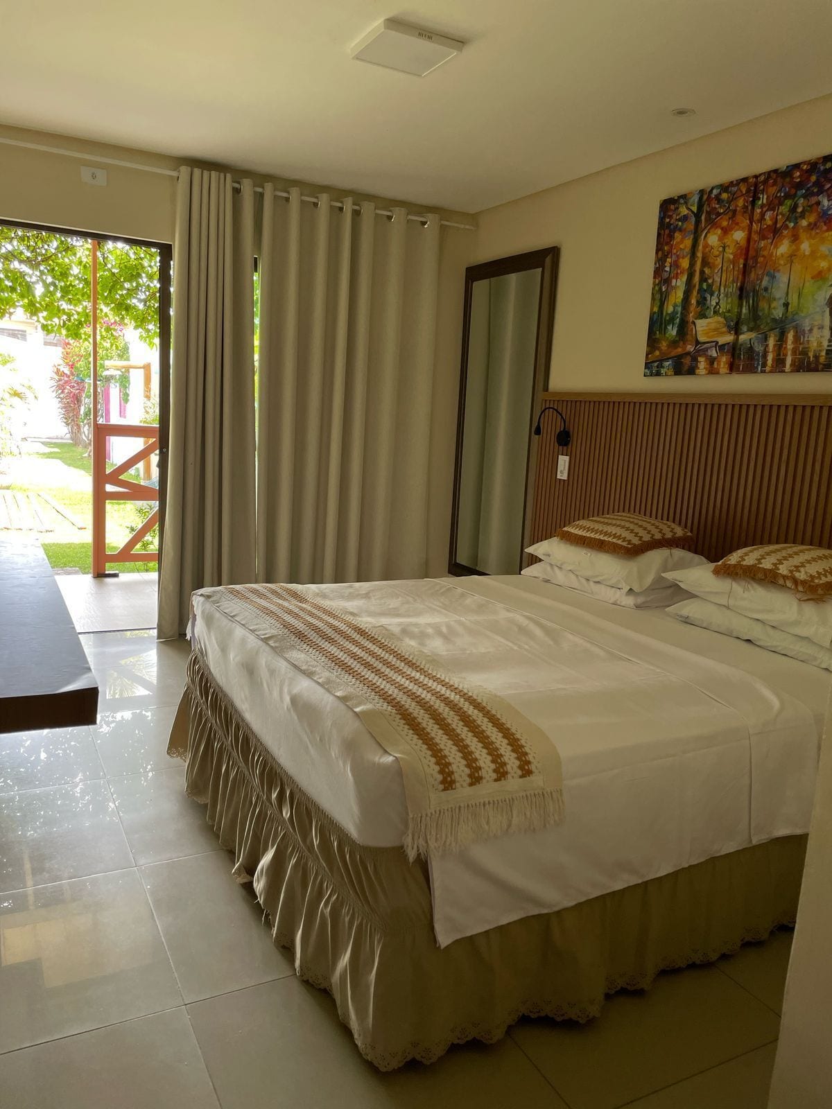 Une chambre d’hôtel avec un lit, un bureau et une vue sur l’extérieur.