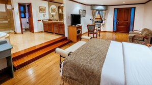 A hotel room with a bed, a TV, a desk, and a bathroom. - Daniel's Apart Hotel (Lima)