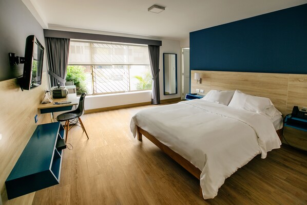 Cubrecamas, caja de seguridad en la habitación y escritorio