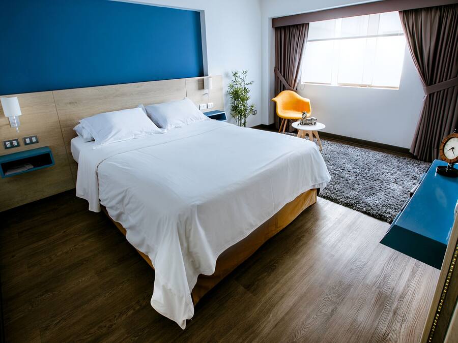 Executive-Zimmer, 1 Schlafzimmer, Kochnische | Daunenbettdecken, Zimmersafe, Schreibtisch, Verdunkelungsvorhänge