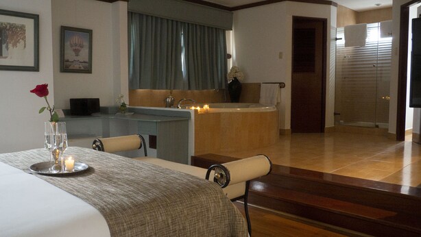 A hotel room with a dining area, a kitchen, and a bathroom. - Daniel's Apart Hotel (Lima)