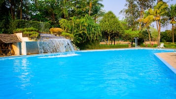 Ferienhaus | Pool | Außenpool, Sonnenschirme, Liegestühle