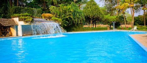 Casa | Piscina | Una piscina al aire libre, sombrillas, tumbonas