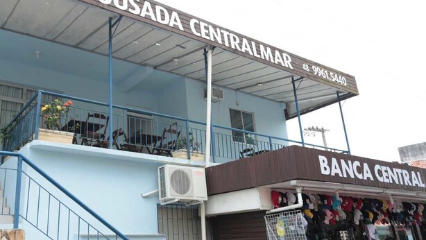 Un edificio con un letrero que dice "BANCADA CENTRAL" y "BANCADA CENTRAL MAR" sobre la entrada.