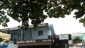 Un edificio con un letrero que dice 'BANCA CENTRAL' y un escaparate con maniquíes mostrando ropa.