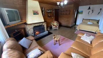 Quadruple Room | Individually decorated, individually furnished, blackout curtains