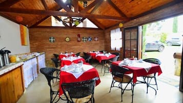 Café da manhã com buffet grátis todos os dias