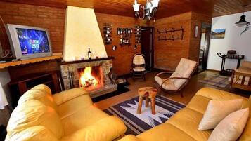 Quarto quádruplo | Sala de estar | TV, lareira