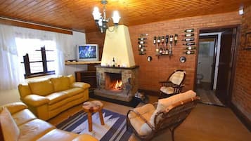 Quarto quádruplo | Sala de estar | TV, lareira