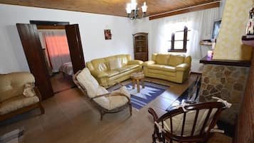 Quarto quádruplo | Sala de estar | TV, lareira
