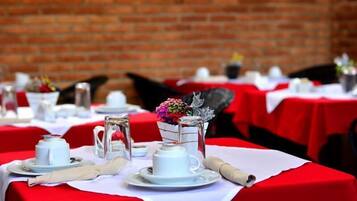 Café da manhã com buffet grátis todos os dias