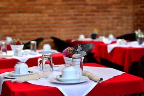 Free daily buffet breakfast  - Pousada Aconchego (Camanducaia)