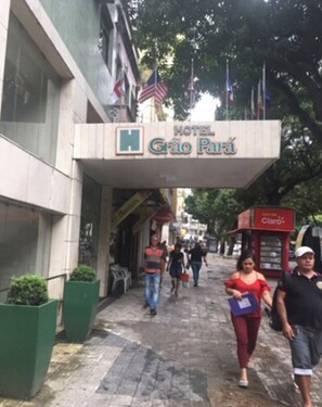 Property entrance - Hotel Grão Pará (Belém)