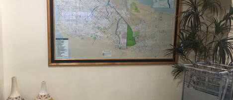 A framed map of Grão Para, including hotel locations and amenities.