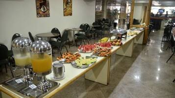 Tägliches inbegriffenes kontinentales Frühstück