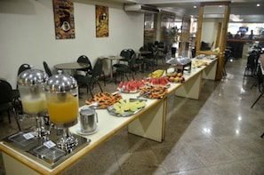 Free daily continental breakfast - Hotel Grão Pará (Belém)