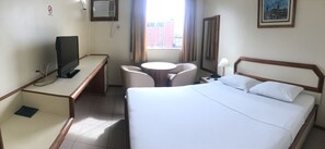 Minibar, desk, blackout drapes, cribs/infant beds - Hotel Grão Pará (Belém)