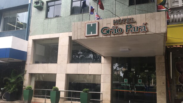 A hotel entrance with a sign reading "HOTEL Grão Para". - Hotel Grão Pará (Belém)