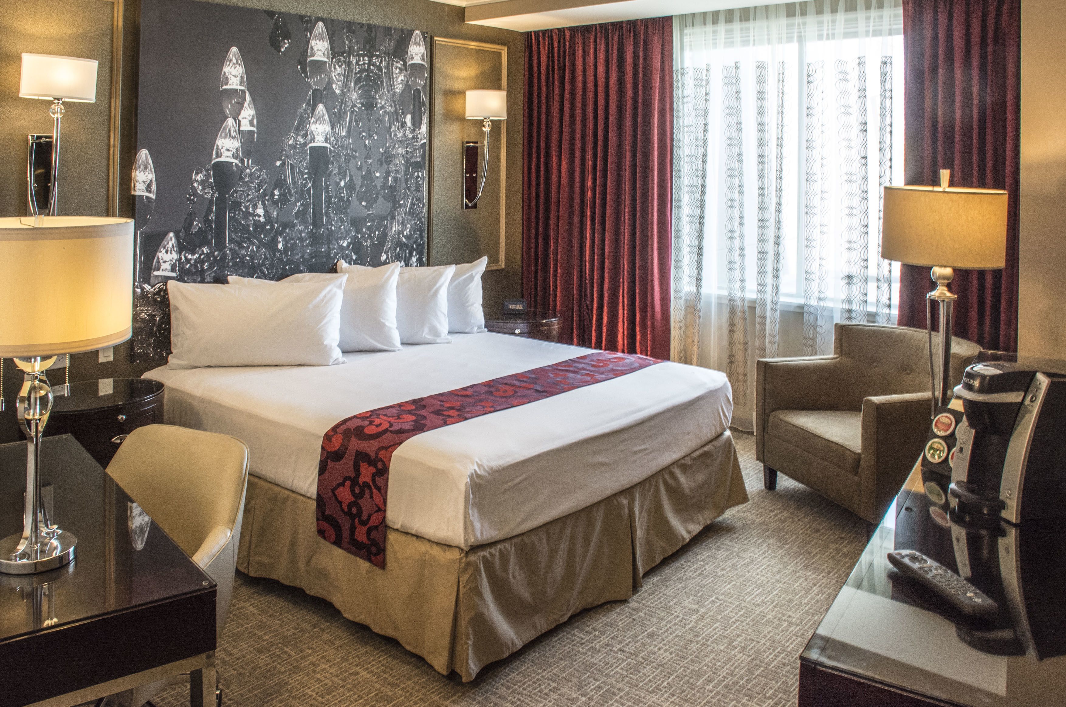 deluxe room, 1 king bed | premium bedding, minibar, in-room safe, desk
