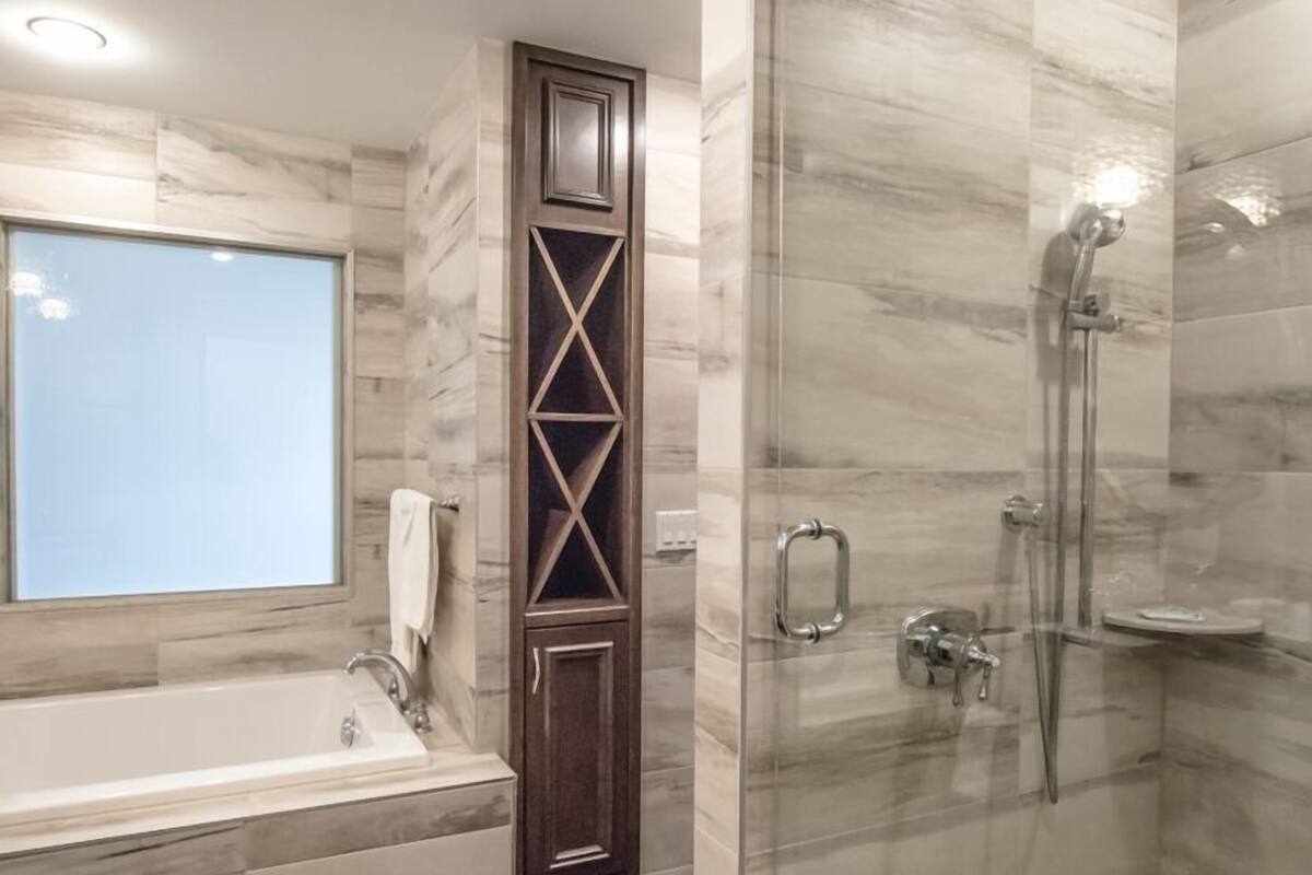 suite (harriet) | bathroom | free toiletries, hair dryer, towels, soap