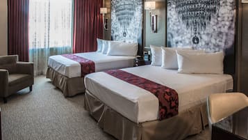 Deluxe-rum - 2 queensize-sängar | Sängtillbehör av högsta kvalitet och minibar