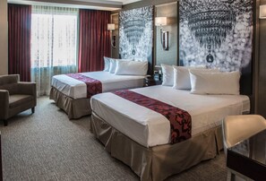 Chambre Deluxe, 2 grands lits | Literie de qualité, minibar, coffre-fort, bureau