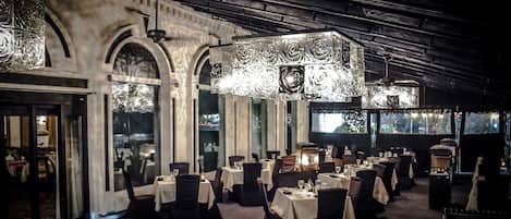 2 restaurantes, se sirve cena