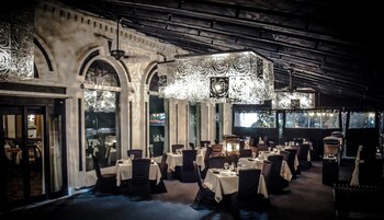 2 间餐厅，供应晚餐