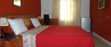 Quarto casal standard | Escrivaninha, cortinas blackout, berços grátis