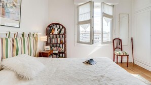 Schreibtisch, Verdunkelungsvorhänge, kostenlose Babybetten