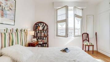 Escritorio, cortinas blackout, cunas gratuitas y camas extra