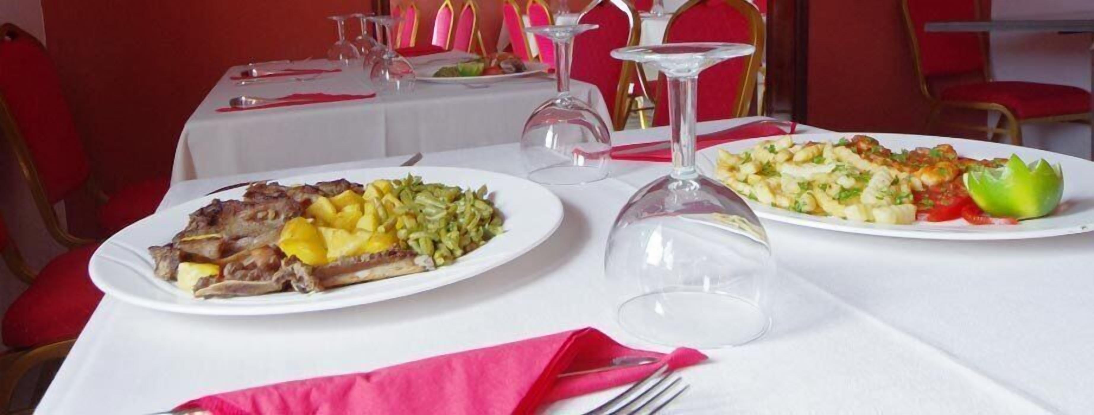 Frokost, lunsj og middag serveres