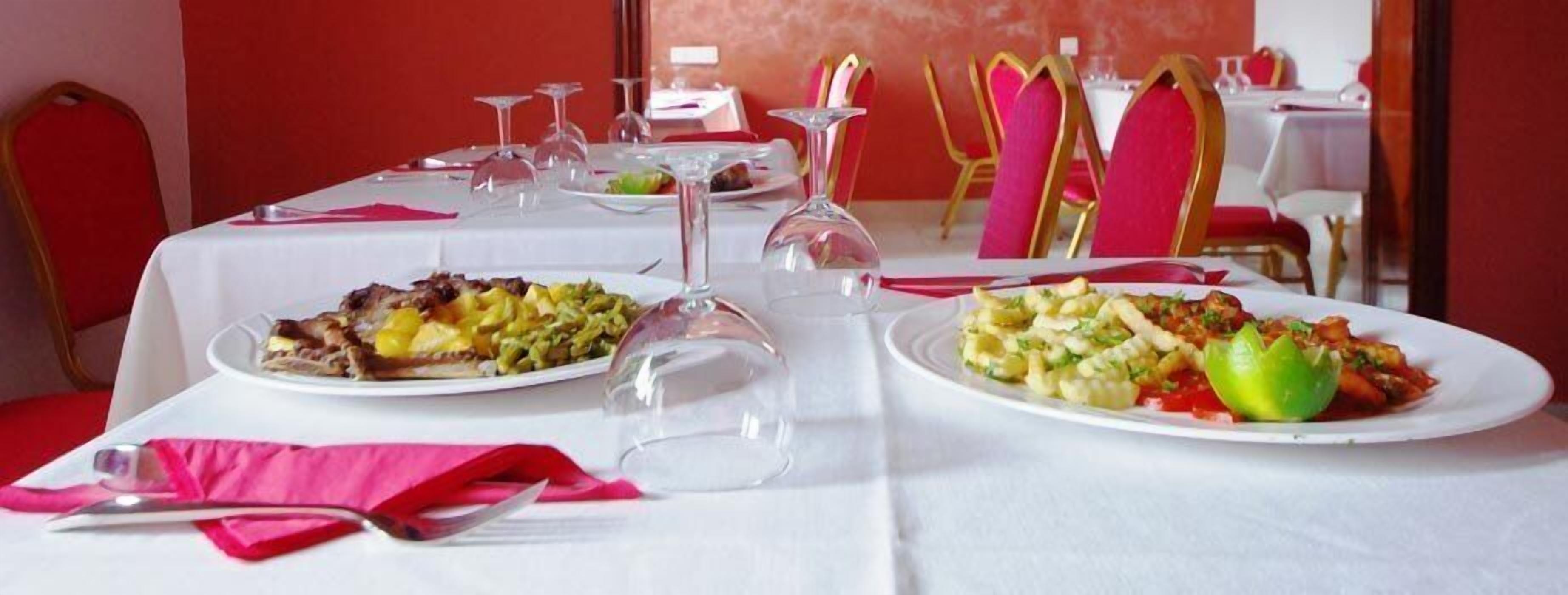 供应早餐、午餐和晚餐，国际美食