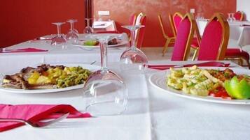 Se sirven desayunos, comidas, cenas y cocina internacional