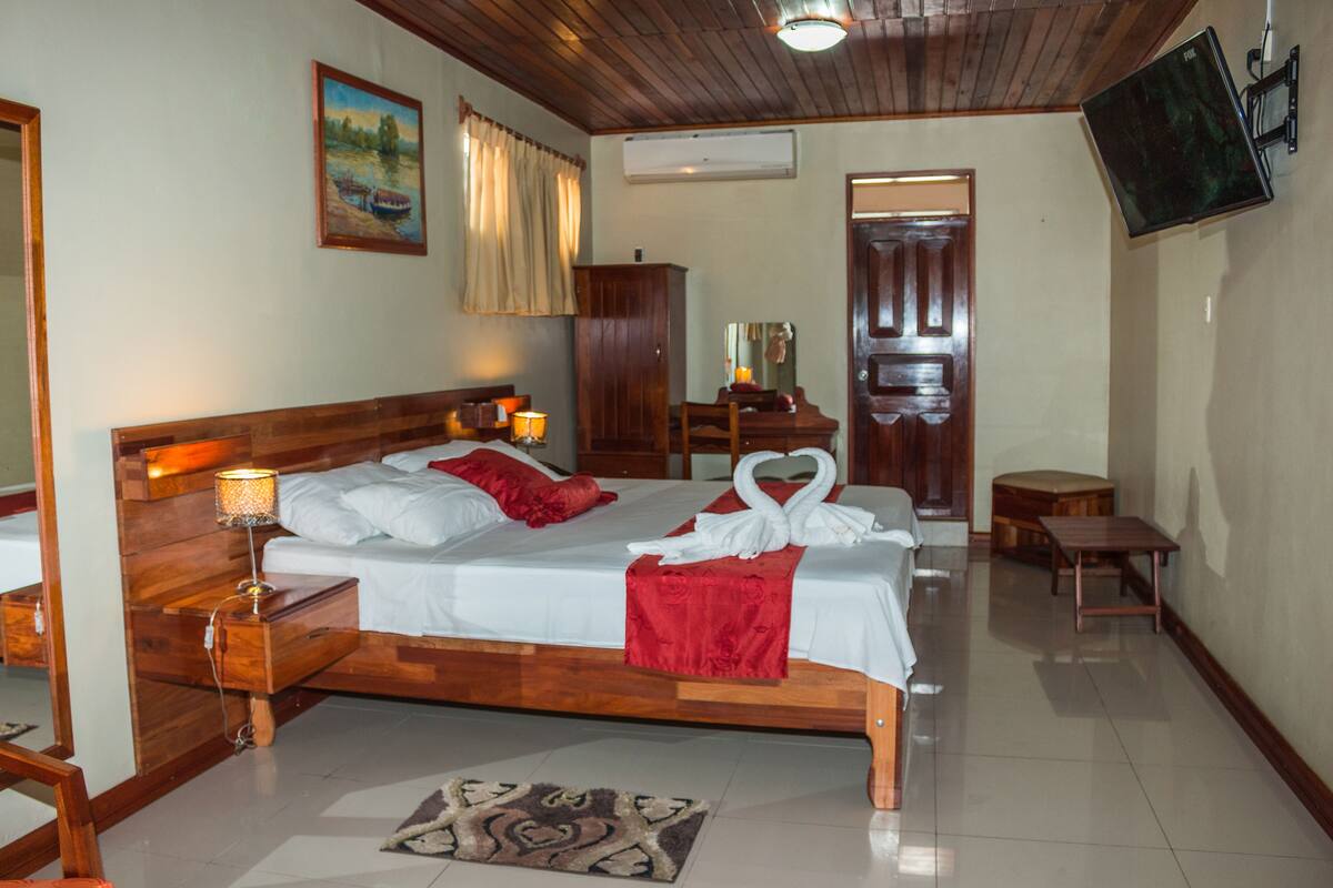 Junior Suite | Minibar, desk, rollaway beds (surcharge), WiFi (free)