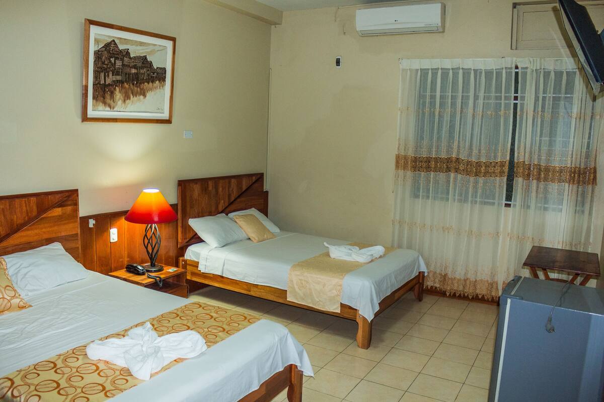 Twin Room | Bathroom | Free toiletries, towels