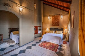 Minibar, in-room safe, individually decorated, individually furnished - Pousada Camelot (Alto Paraíso de Goiás)