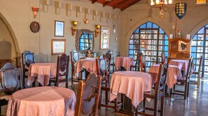 Free daily buffet breakfast  - Pousada Camelot (Alto Paraíso de Goiás)