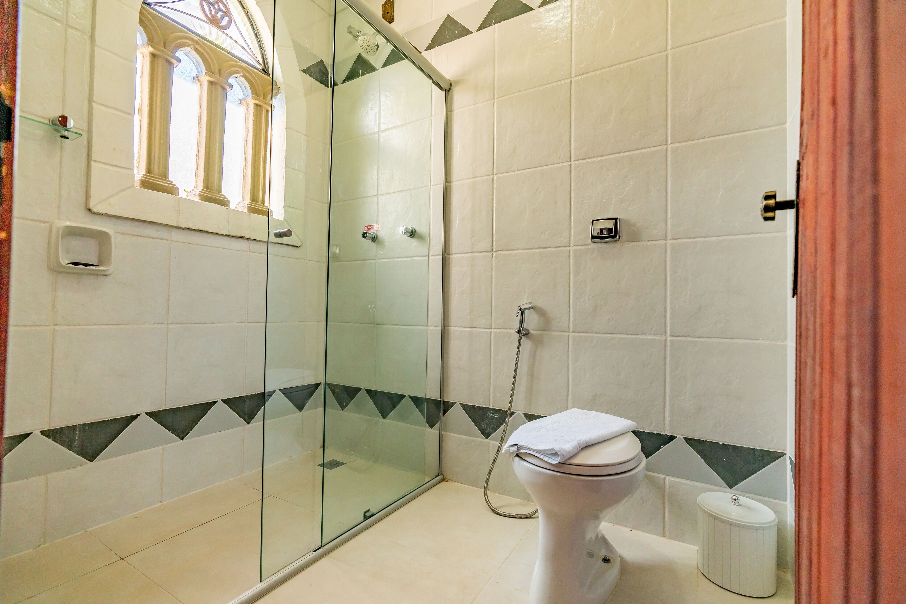 Badkamer | Een douche, gratis toiletartikelen, een haardroger, handdoeken